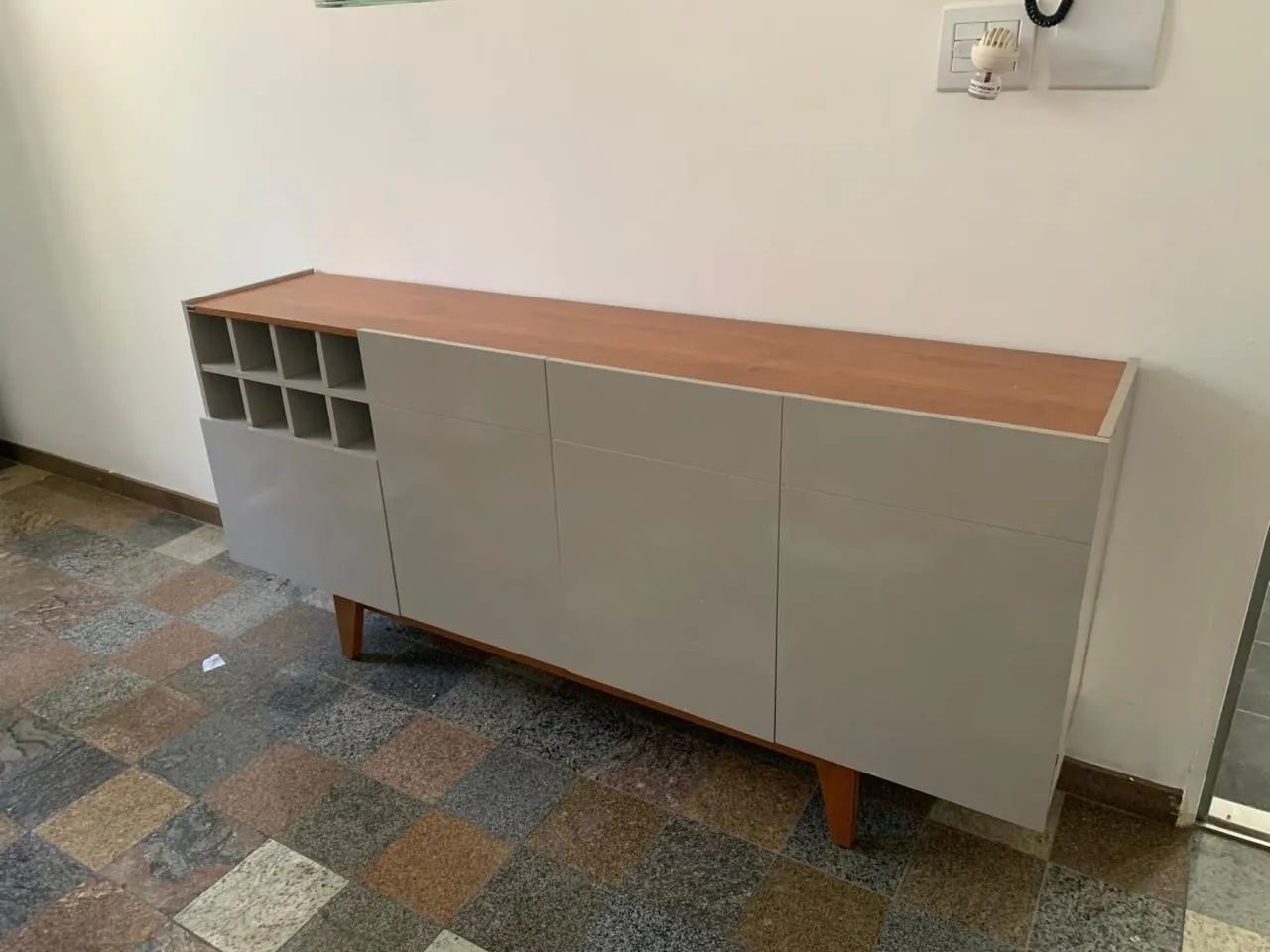 Buffet moderno com adega integrada