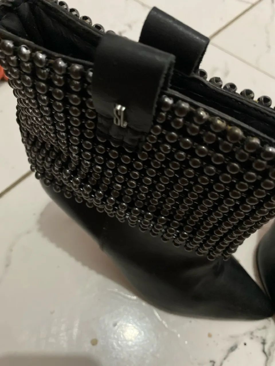 Bota preta com detalhes - Foto 4
