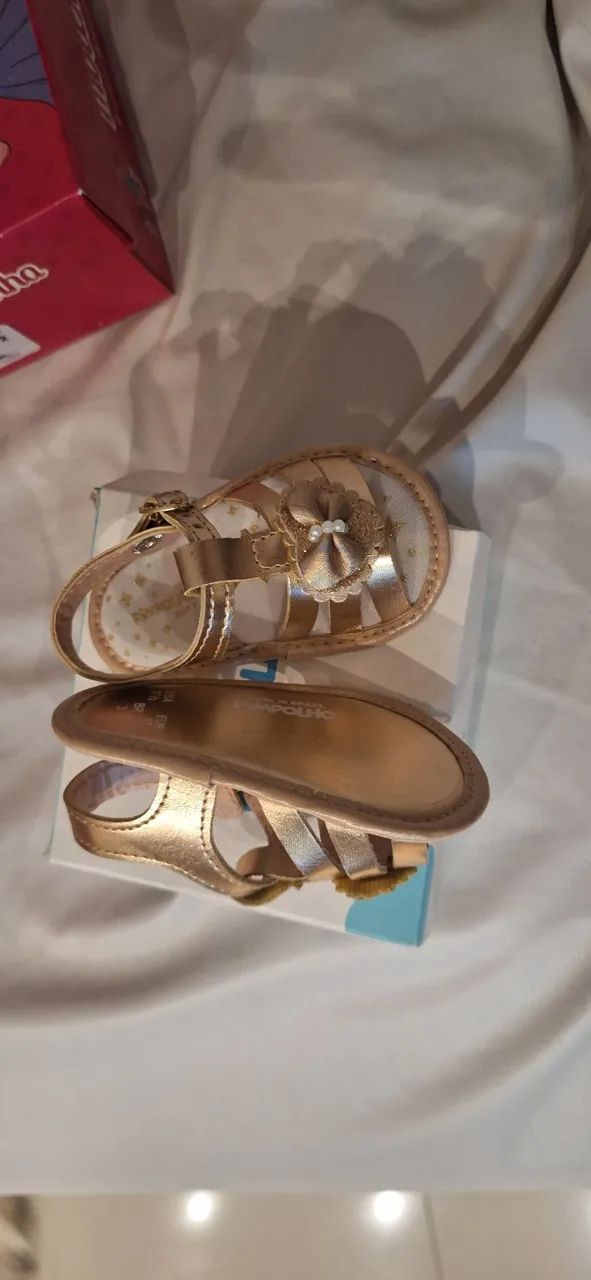 Sandálias douradas infantis com laço - Foto 2