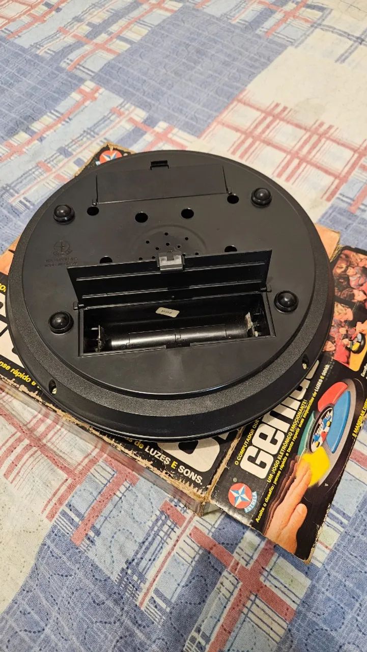 VENDO JOGO GENIUS ORIGINAL - USADO, COM 1 LUZ QUEIMADA - Foto 4