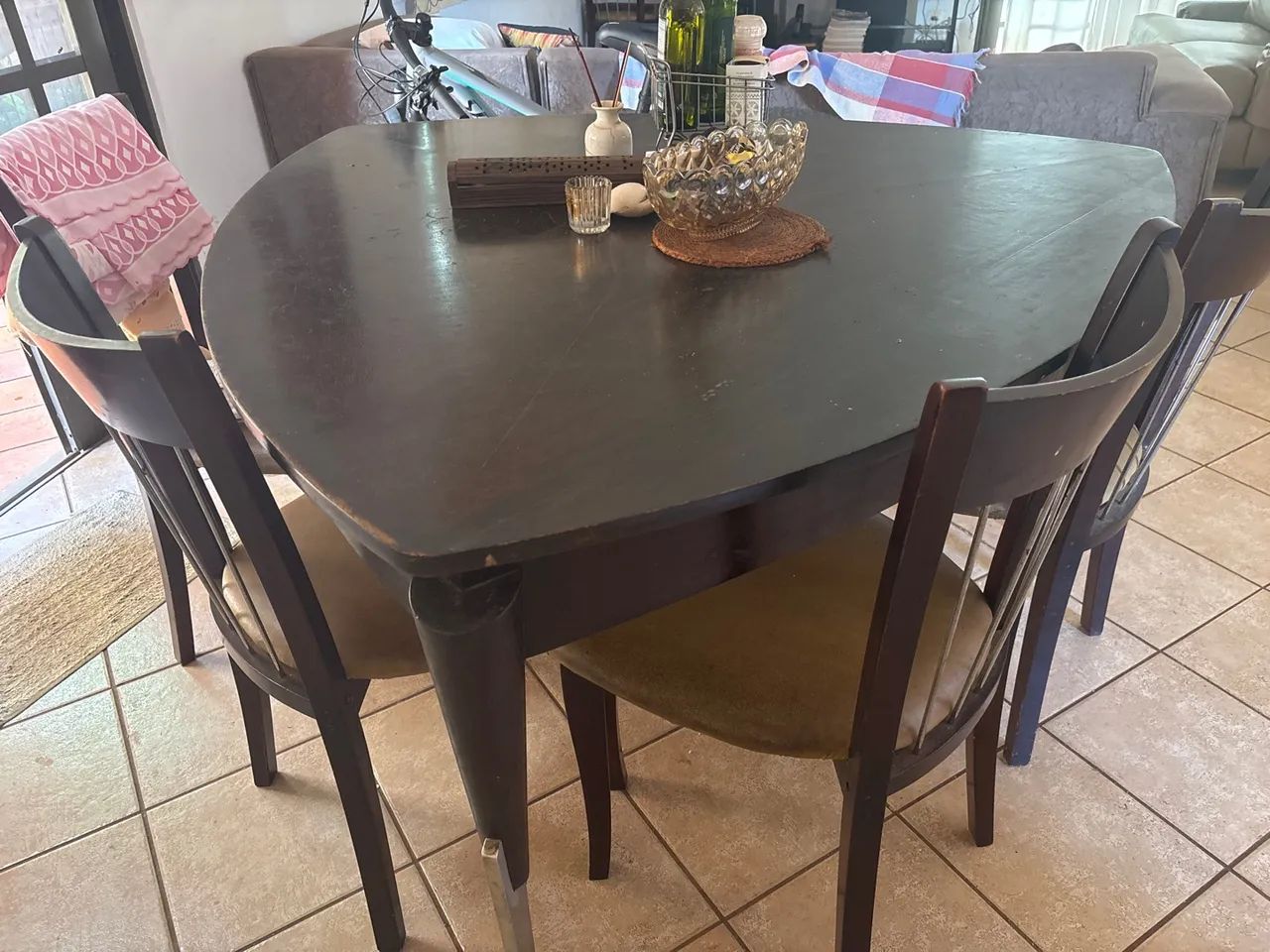 Mesa de jantar feita de madeira  - Foto 2