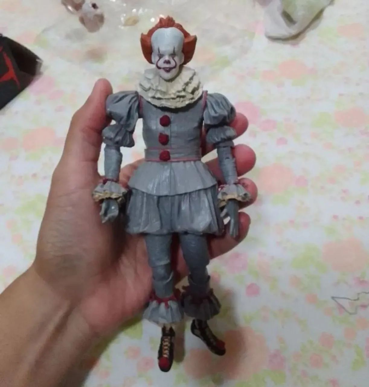 Boneco do Palhaço Pennywise - Com Caixa. 