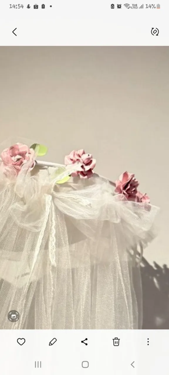 Mosquiteiro de metal com flores para berço