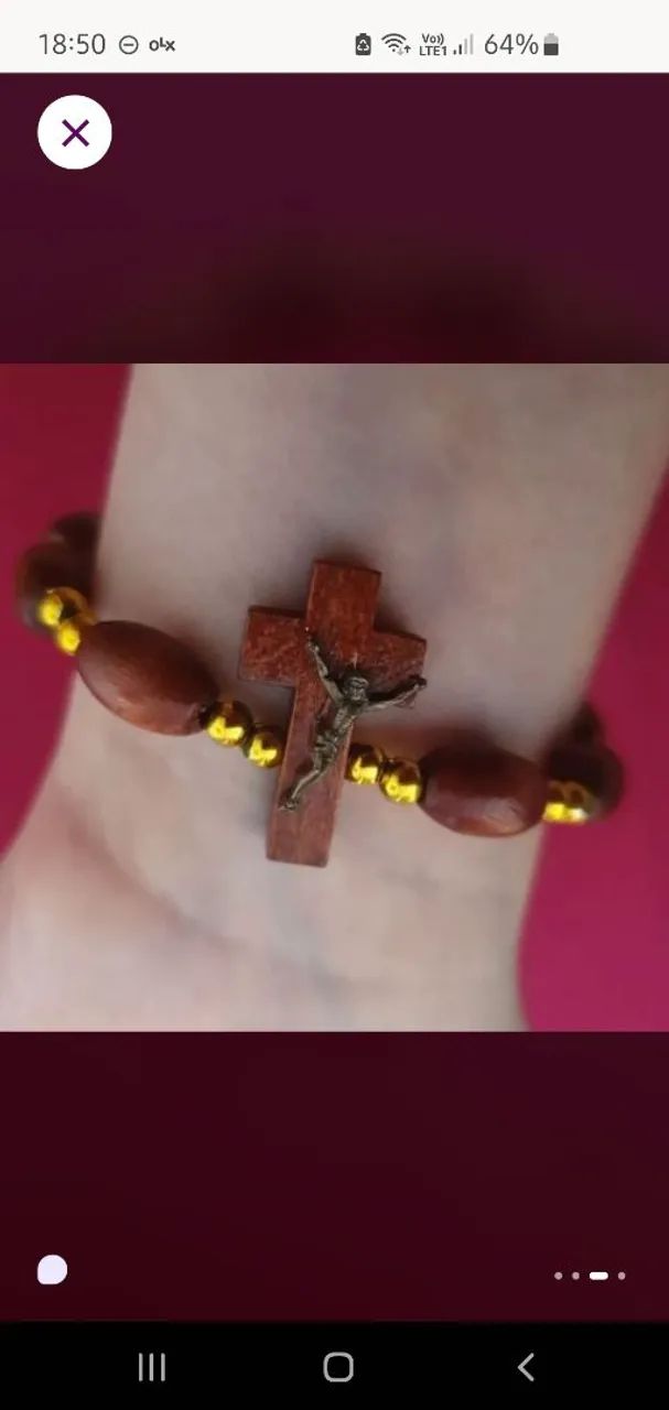 Pulseira de madeira com cruz - Foto 3