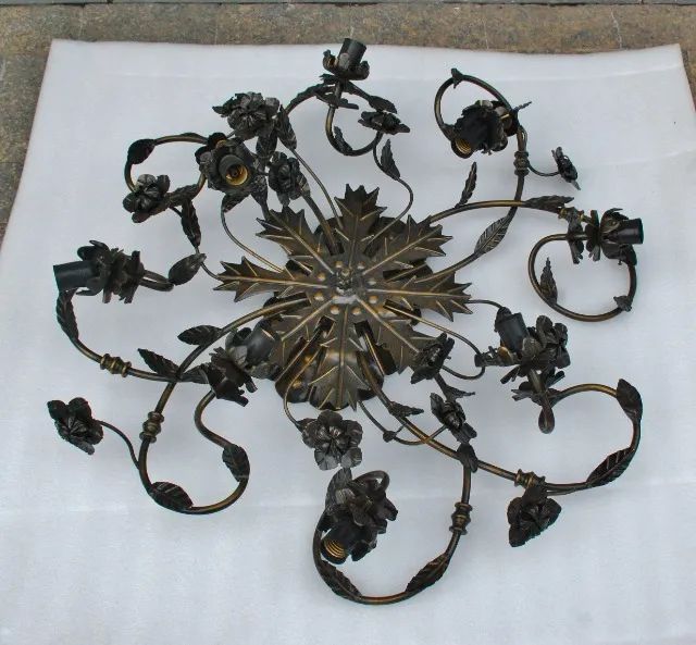 lustre de bronze e metal , 8 bocais , desenho folhas e petalas .