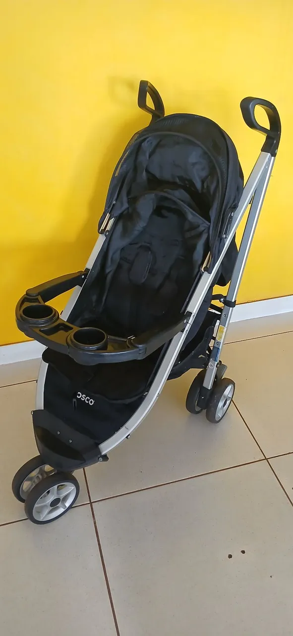 Carrinho de Bebê Cosco prático e desmontável
