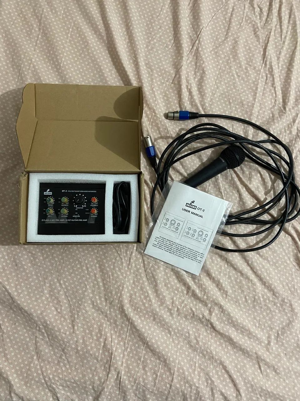 Interface Arcano ot2 + mic dinâmico Behringer Xm8500