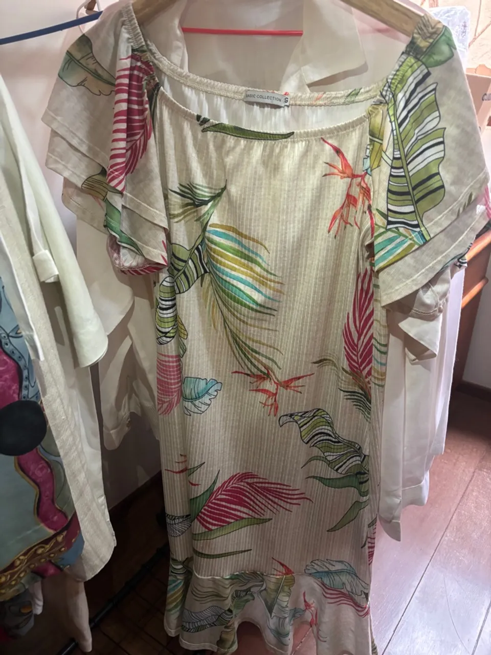 Vestido Floral Tropical com Babados