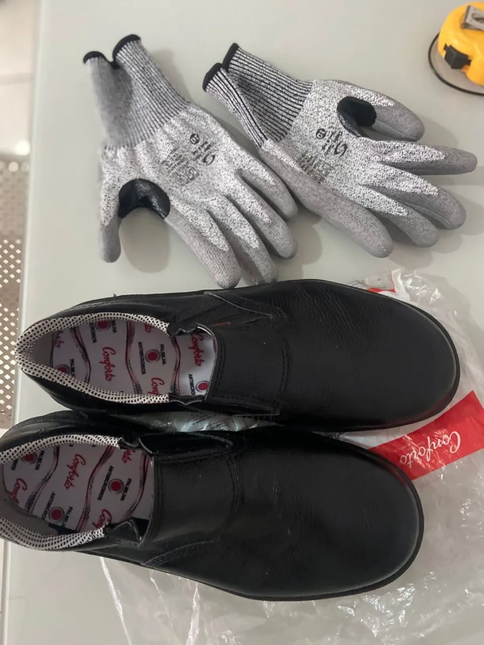 Luvas de segurança e sapatos de segurança