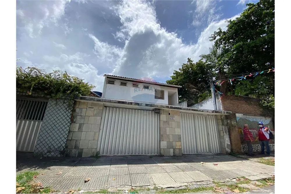 Aluguel | Casa Ampla com 7 Quartos em Campo Grande Recife/PE