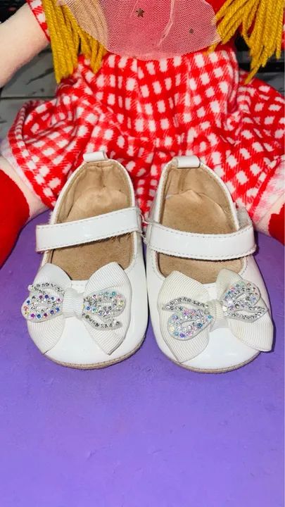 50,00as dois Sapatinhos de Bebê com Laço de Strass - Branco e Preto - Foto 2