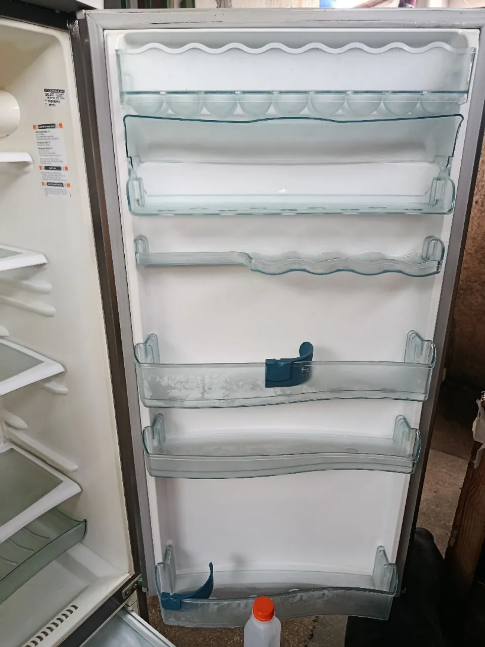 Geladeira com diversas prateleiras