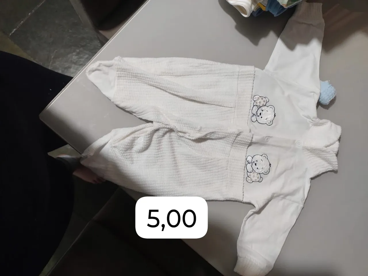 Macacão de bebê com bordado de urso