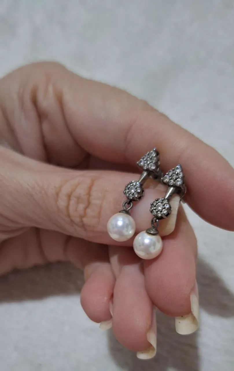  Conjunto Brincos de pérola com detalhes em strass e anel solitário em prata 950 - Foto 2