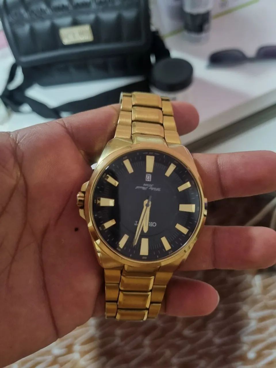 Relógio de pulso dourado masculino