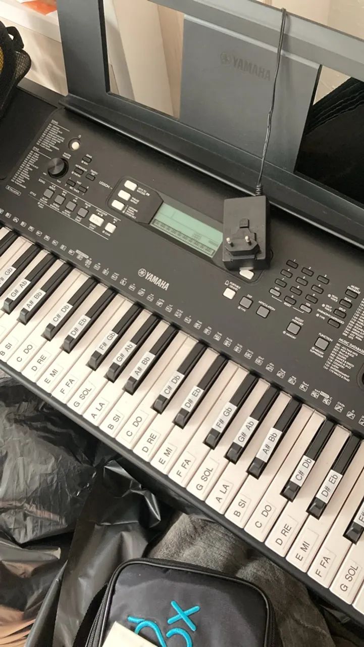 Teclado Yamaha PSR-E373 61 teclas (preto) + Tripé - Foto 4