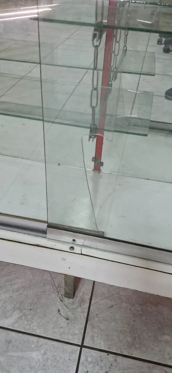 Vitrine usada para loja com espelhos no fundo e prateleiras de vidro - Foto 3