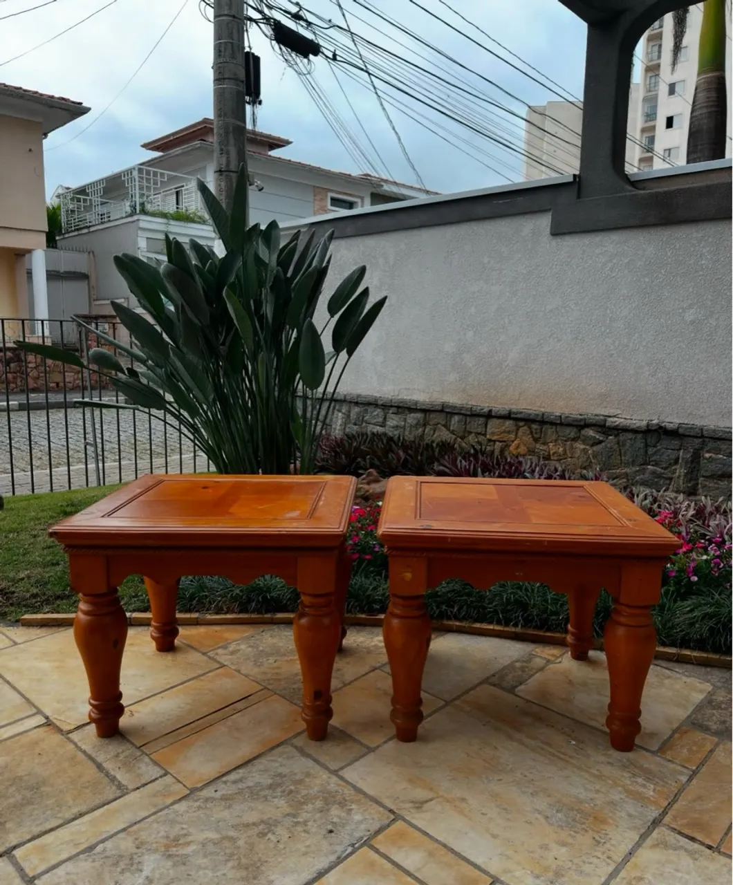 Mesas laterais estilo colonial (grandes) pés torneados, laterais decoradas com entalhes 