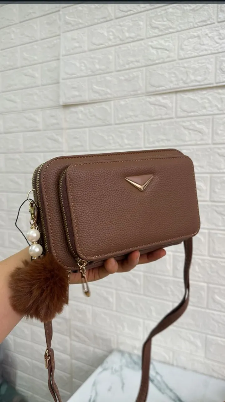 Bolsa transversal marrom com detalhes