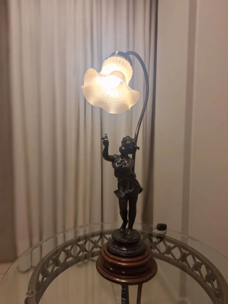 Abajur de bronze com menina e cúpula floral - Foto 3