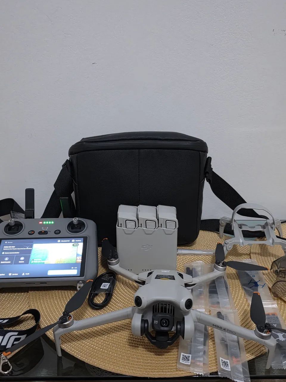 Drone Dji Mini 4 Pro Fly More Combo - 3 Baterias, case base carregadora + Acessórios  - Foto 2