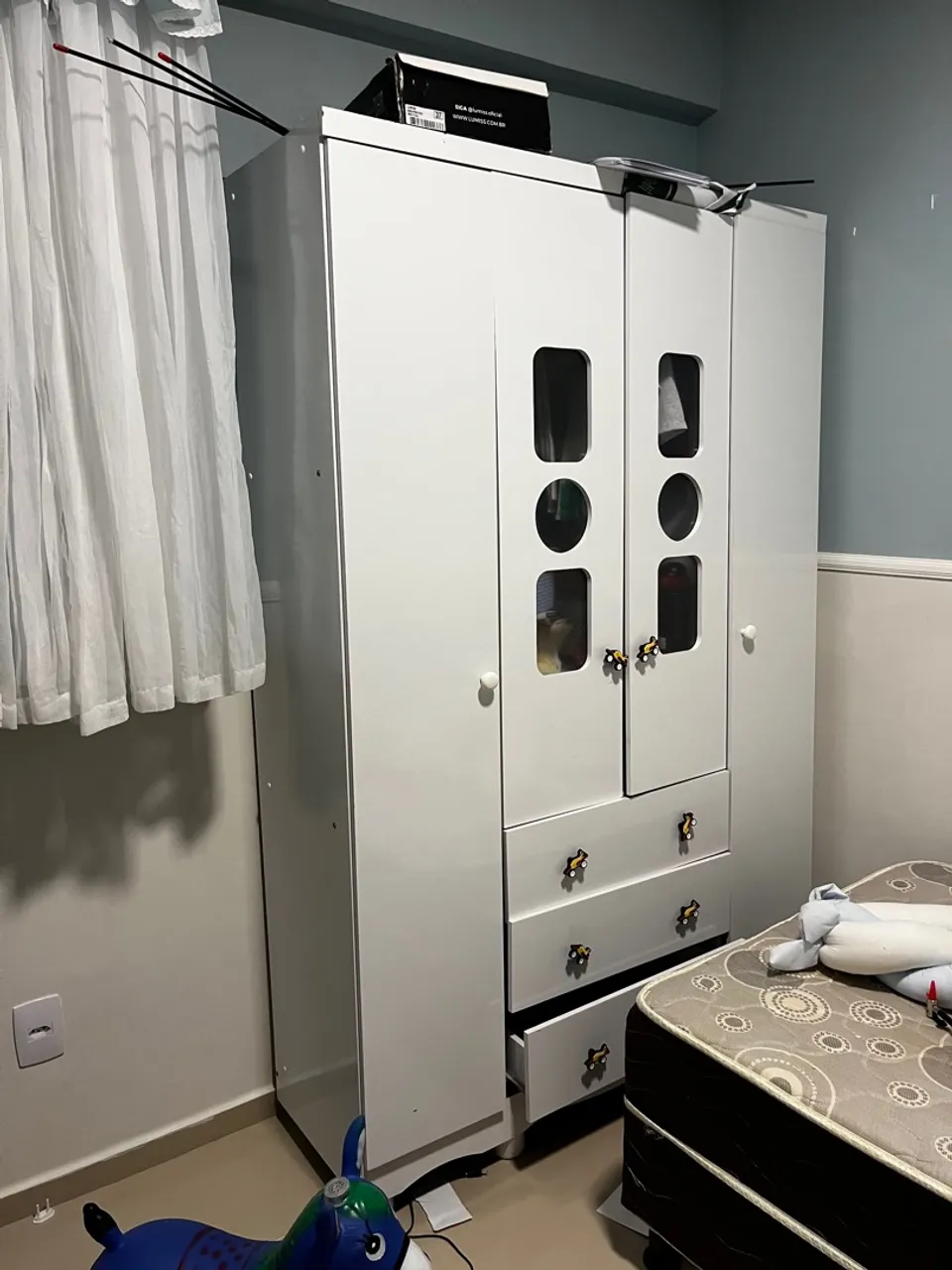 Guarda-Roupa Branco com Detalhes