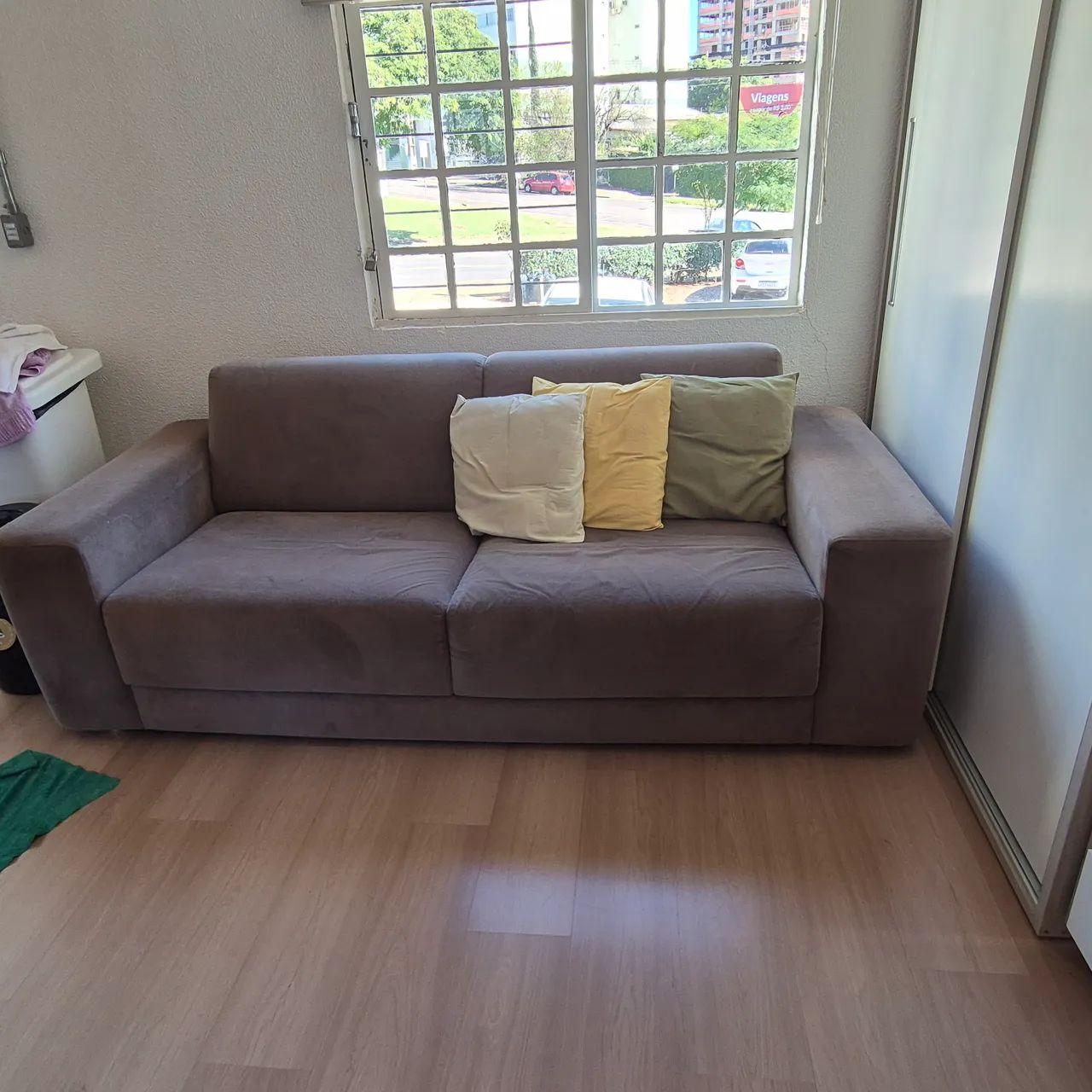 Sofá 3 lugares em tecido marrom