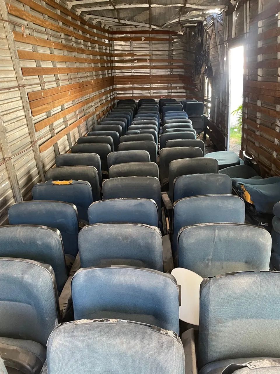 60 poltronas de auditório com prancheta para reformar  - Foto 3