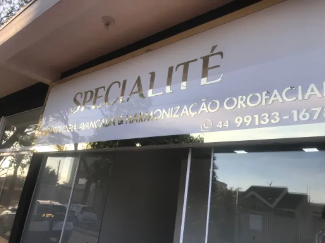 Vendo placa em ACM com estrutura