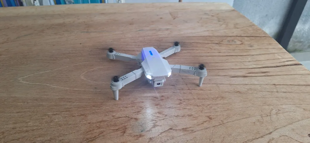 Drone E88 (chinês) - brinquedo