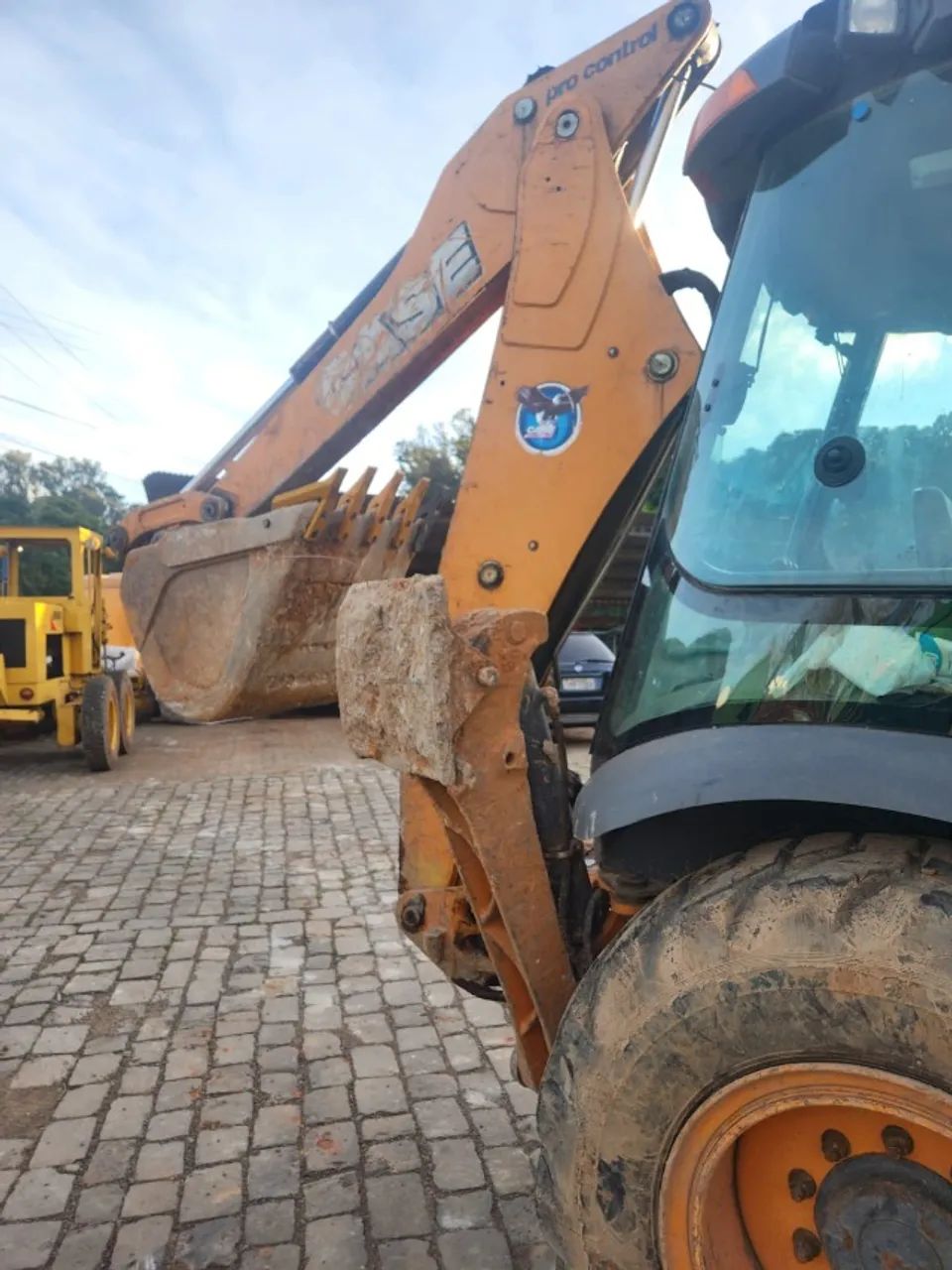 Retroescavadeira Case 580N gabinada - ano 2013 - 4x4  - Foto 8