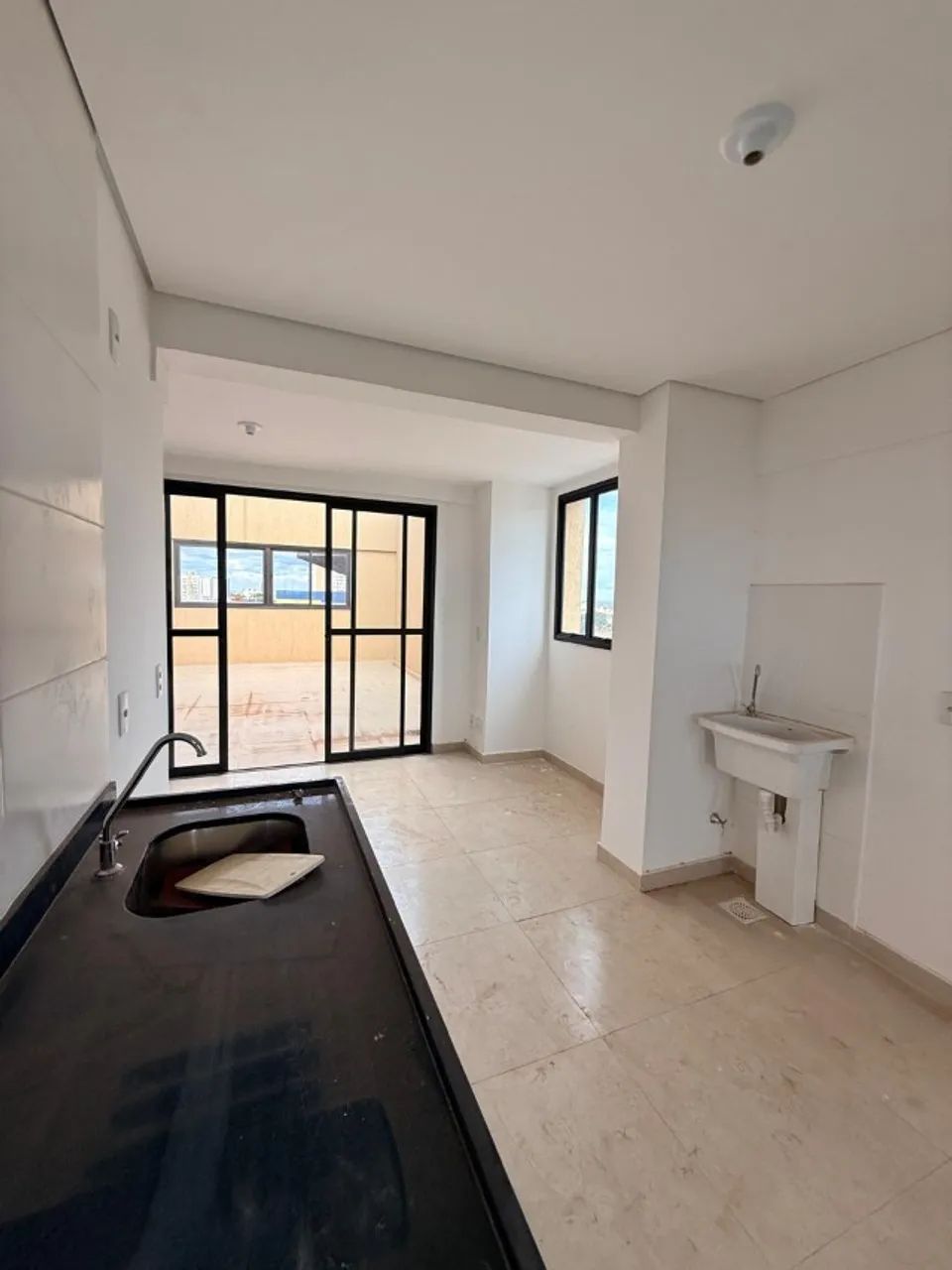 Vendo cobertura Linear em Samambaia, COM VARADÃO, 72m2, Vazada, NOVO e próximo ao metrô.