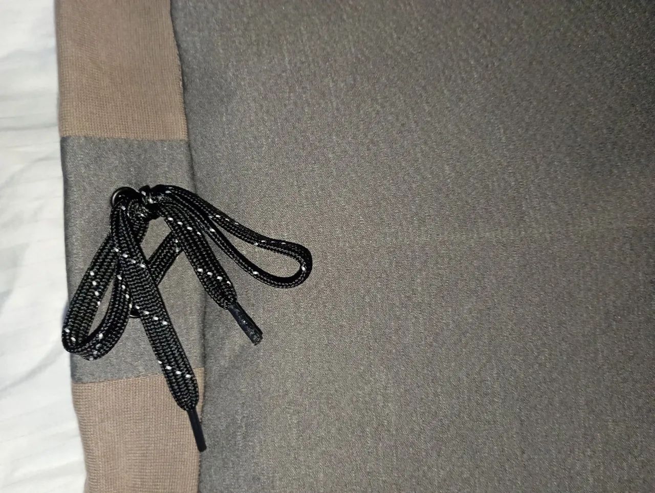 Calça Mizuno original cinza tam G 96% algodão 4% elastano. 2 bolsos com zíper e um cordão  - Foto 5
