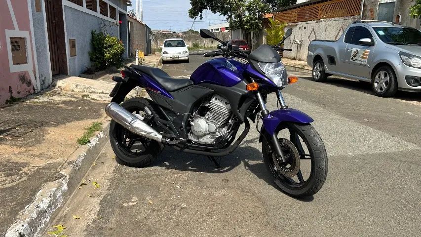 CB300 ROXA 2011