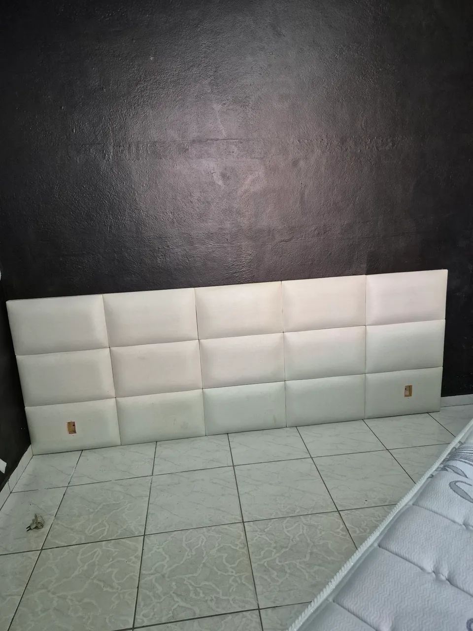  Cabeceira de Cama Estofada de couro branco - Foto 2