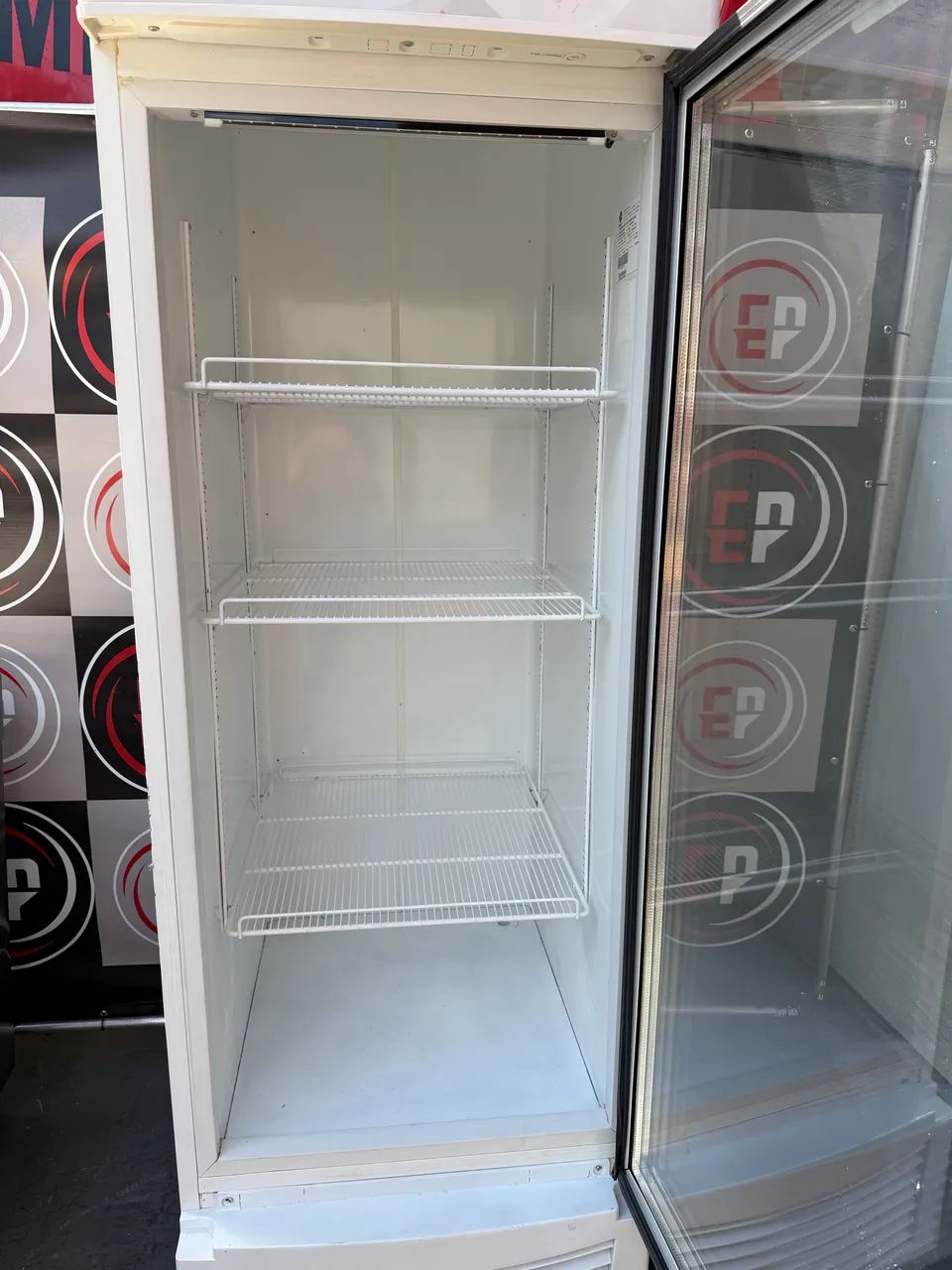 VENDO UM FREEZER EXPOSITOR VERTICAL FRICON  - Foto 4
