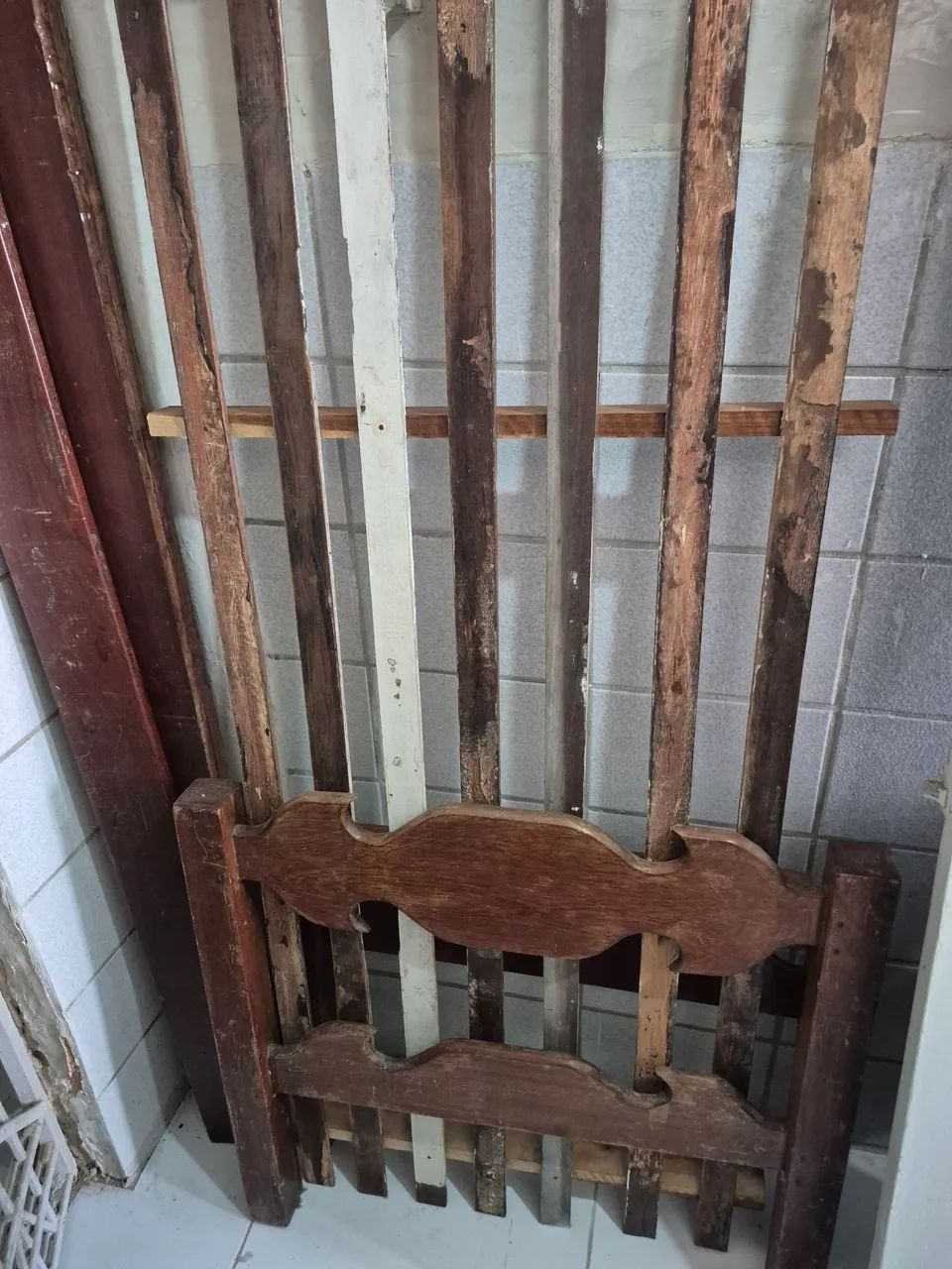 CAMA DE SOLTEIRO EM MADEIRA DE LEI - Foto 2