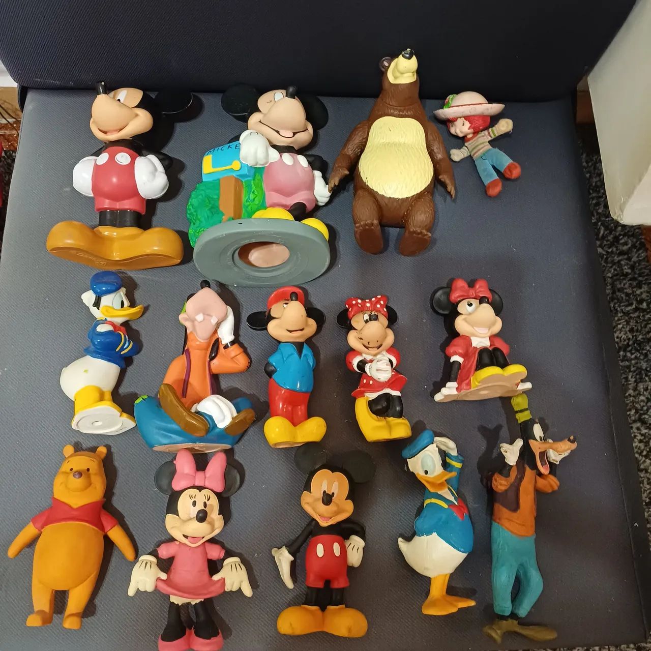 Lote de bonecos da Disney. 