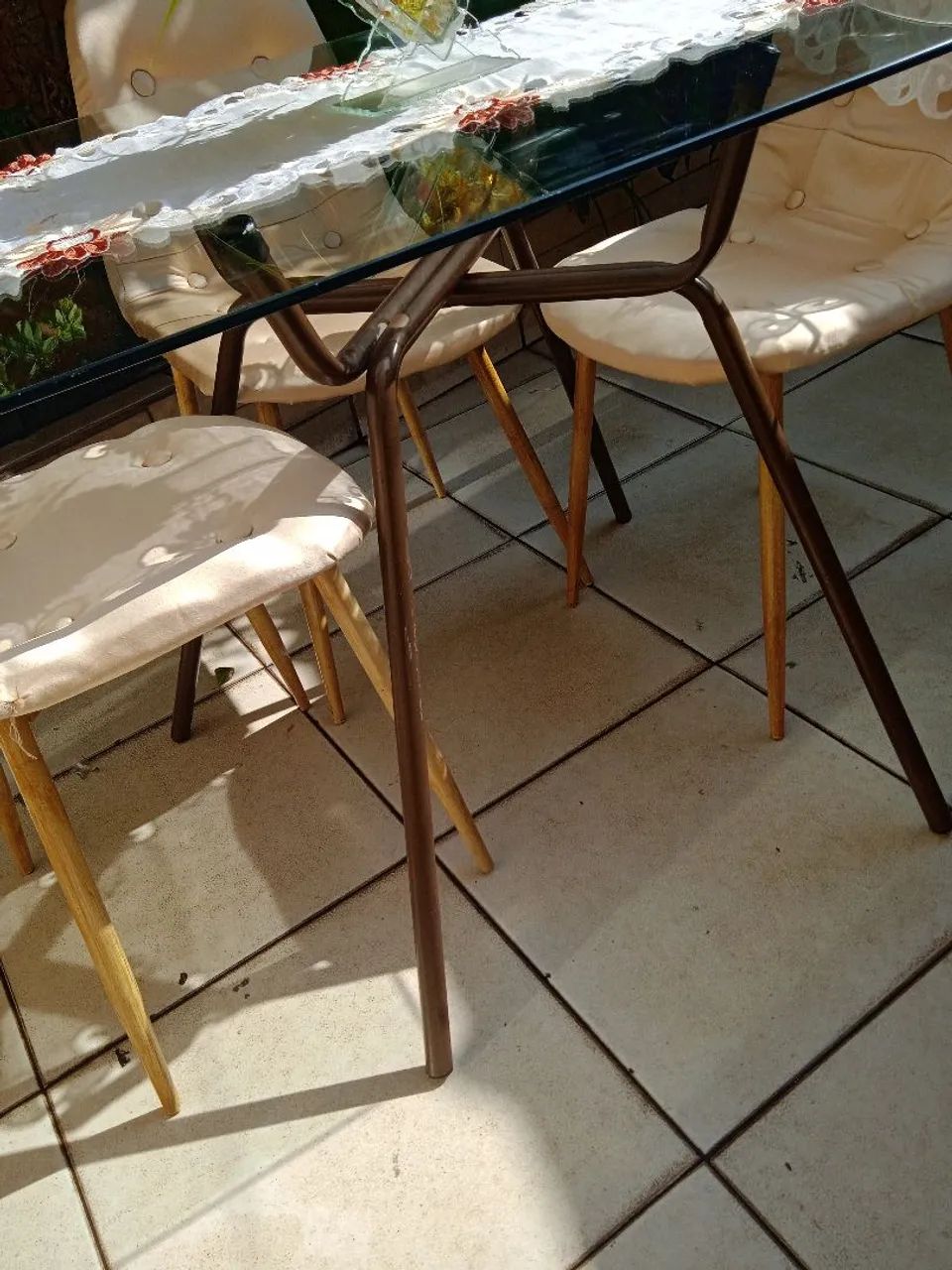 Conjunto de mesa com 4 cadeiras, lindas ? - Foto 3