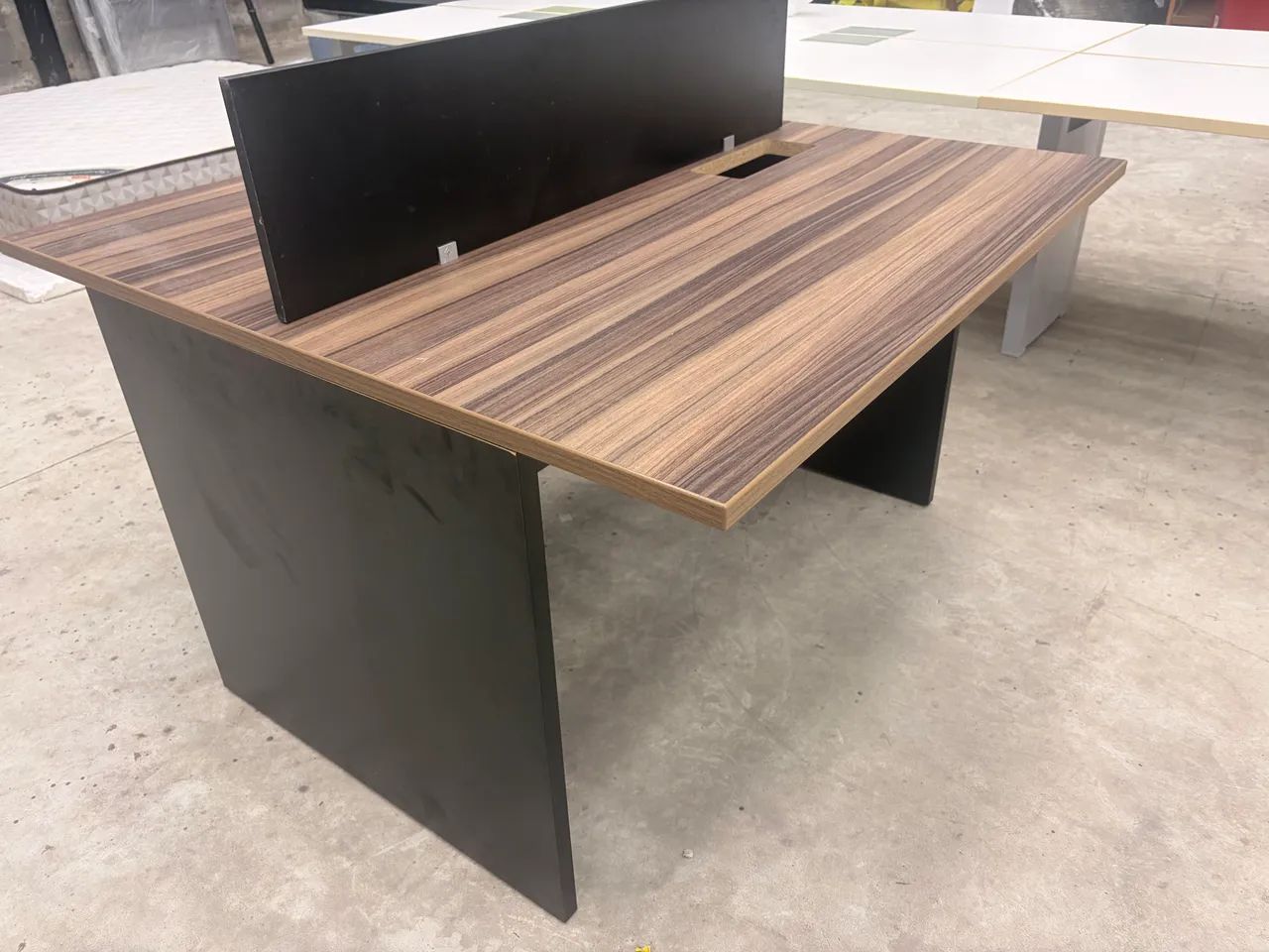 Mesa de escritório dupla 