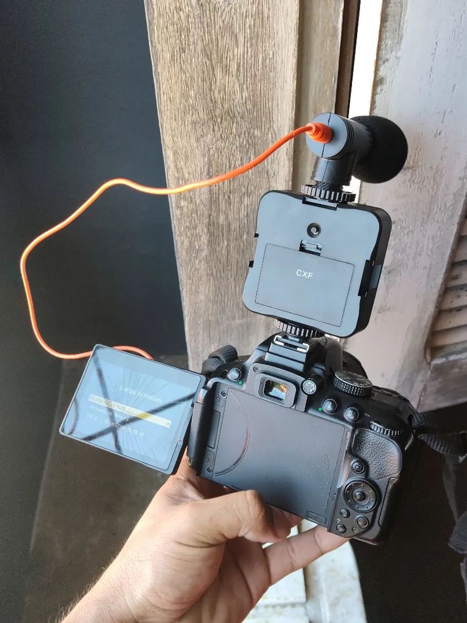 Nikon D5300 + Lente 18-55mm + Microfone + Luz LED - Câmeras e