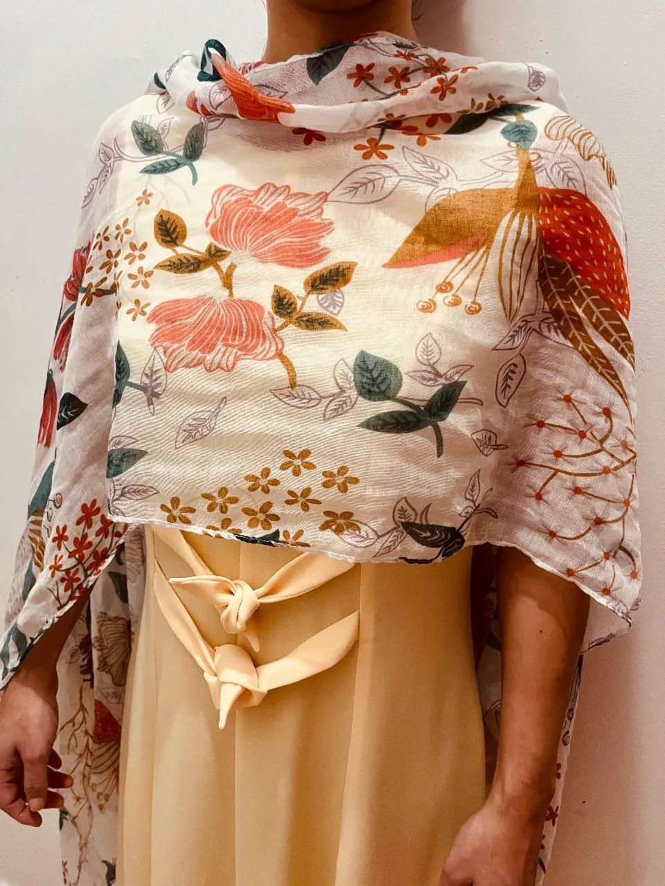 Acessório echarpe floral