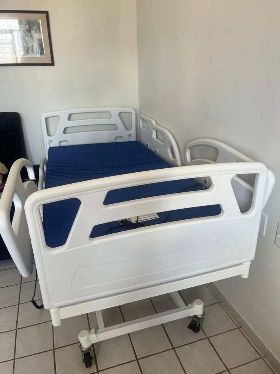Cama hospitalar motorizada MRC 1033 semi nova com colchão  - Foto 2