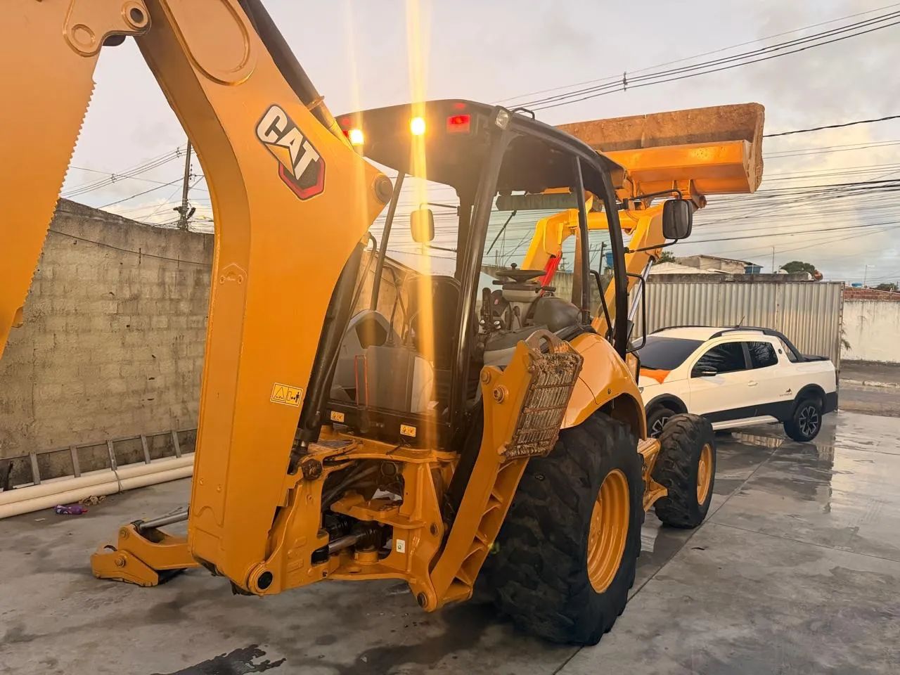 Retroescavadeira Caterpillar 2012 - Foto 3