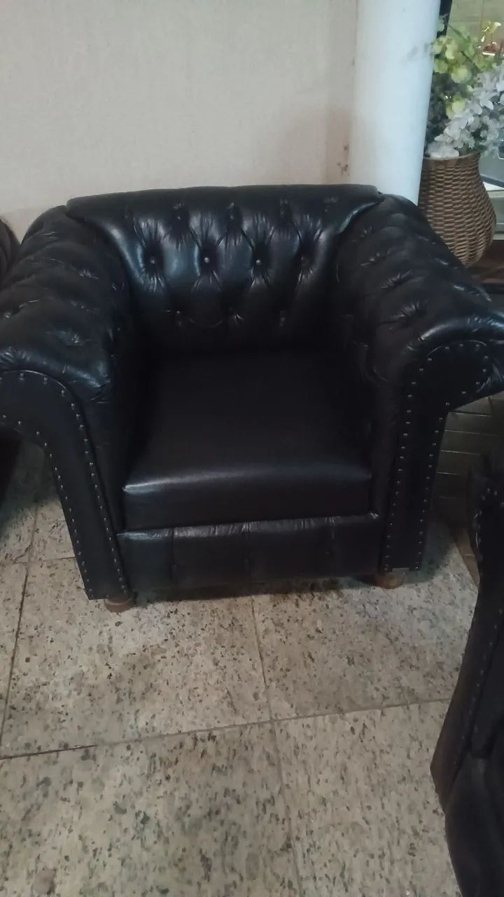  3 Poltronas Chesterfield em courino 1.100 cada - Foto 4