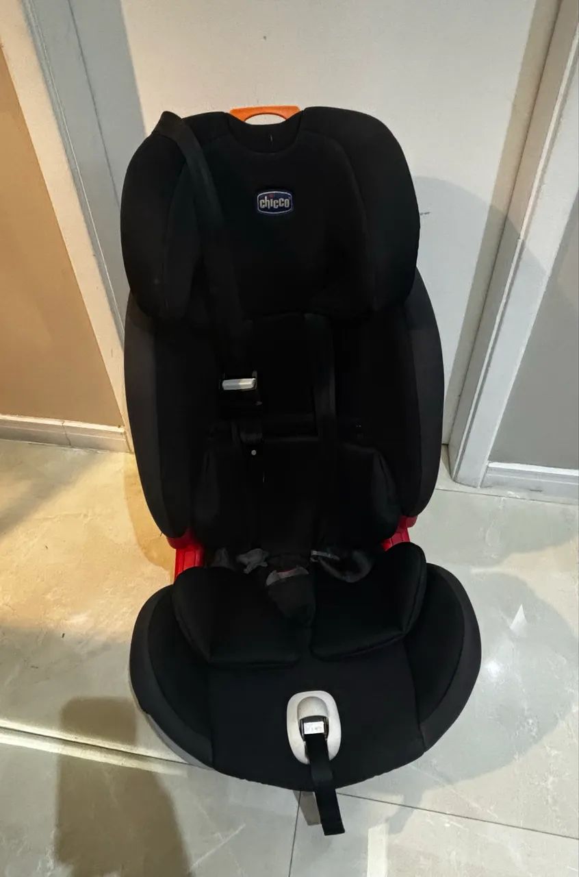 Cadeirinha Chicco auto com isofix preta - Foto 2