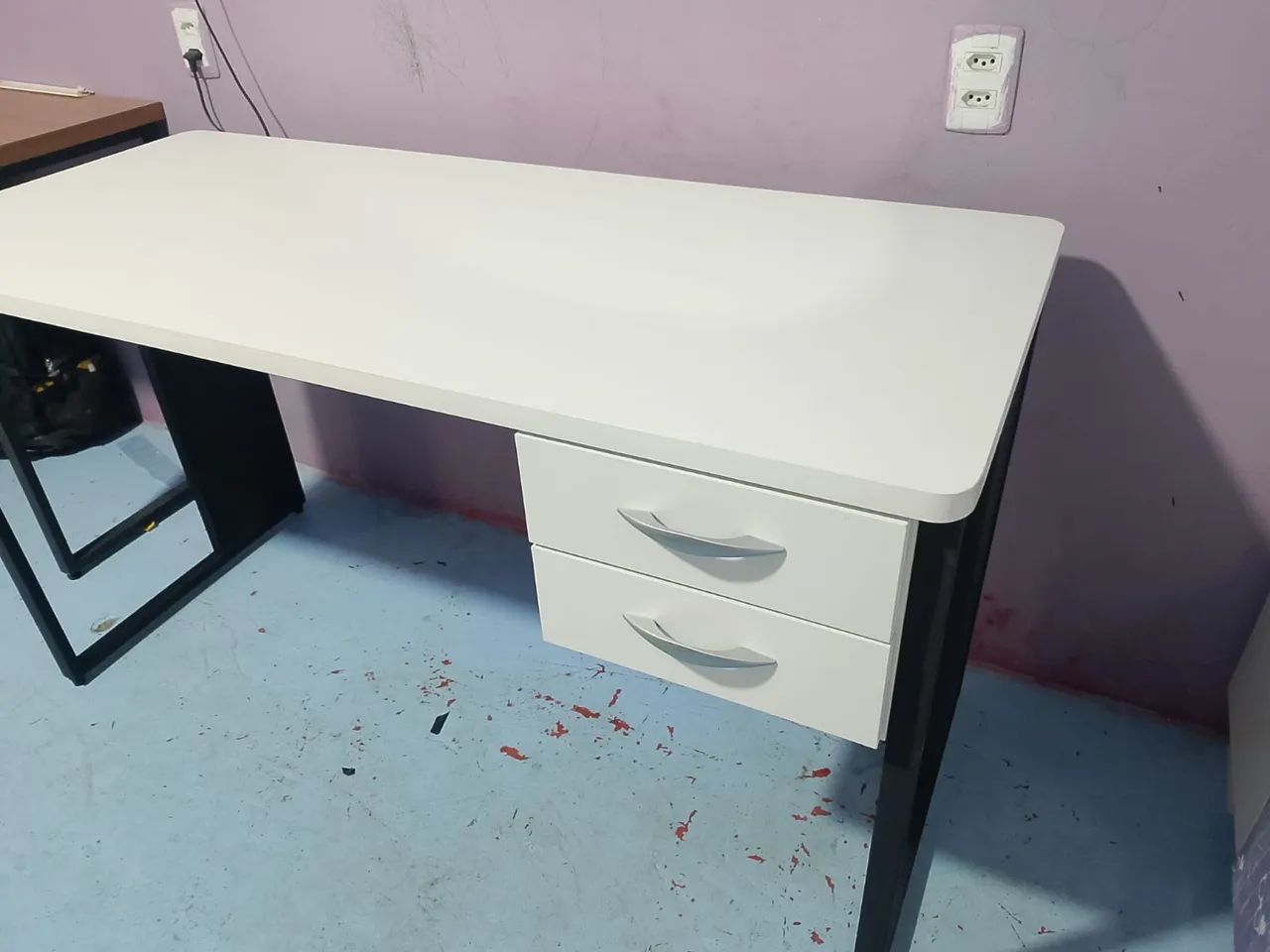 Mesa branca com 2 gavetas  - Foto 4