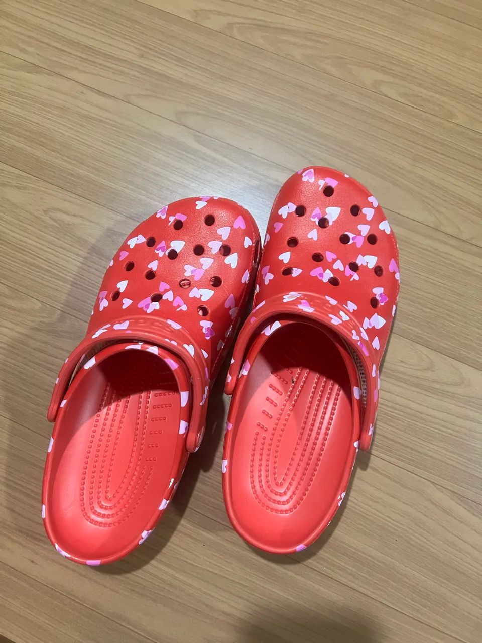 Crocs original estampa de coração  - Foto 4