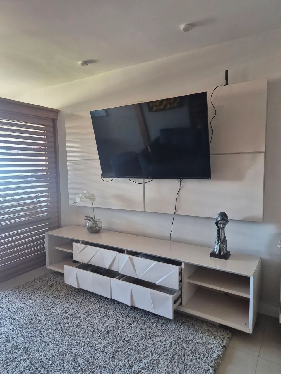 Excelente  painel de parede com rack cor bege para sua casa - Foto 2