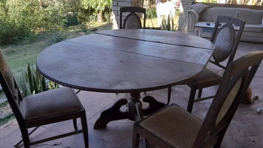 mesa antiga com 4 cadeiras ( para restauro)